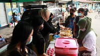 Makanan gratis ini, dihidangkan oleh salah satu yayasan kemanusiaan di Bandung yang berfokus dalam kegiatan sosial yakni Gerbang Sedekah.