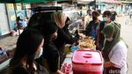 Relawan Bagikan 100 Porsi Makan Gratis di Terminal Cicaheum