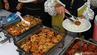 Rolade ayam, perkedel jagung, capcay, nasi putih, jus buah naga, buah rambutan, susu dan air mineral dihidangkan secara prasmanan di atas dua buah meja yang digelar di pintu masuk Terminal Cicaheum, Kota Bandung.