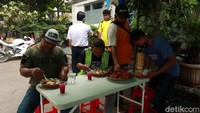 Warga tersebut langsung menyantap makanan yang diterimanya di meja yang disediakan Gerbang Sedekah, ada juga yang menyantap makanan di kursi atau pedestarian Terminal Cicaheum.