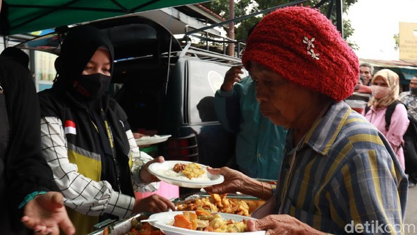 Relawan Bagikan 100 Porsi Makan Gratis di Terminal Cicaheum