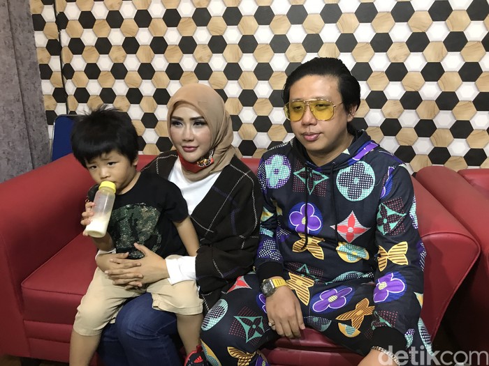 Rey Utami & Pablo Benua saat konferensi pers batal cerai.