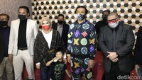 Pablo Benua dan Rey Utami ditemani tim kuasa hukum mereka. (Foto: Hanif/detikcom) 
