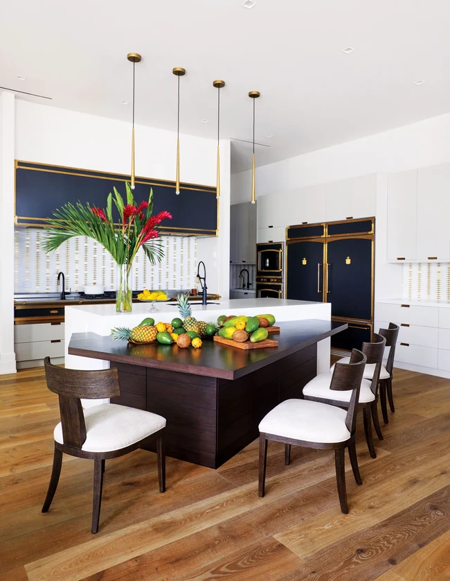 Area dapur yang tampak modern dengan kehadiran meja asimetris di samping island. (Foto: Dok: Lelanie Foster/Architectural Digest)