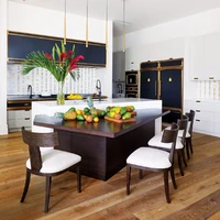 Area dapur yang tampak modern dengan kehadiran meja asimetris di samping island. (Foto: Dok: Lelanie Foster/Architectural Digest)