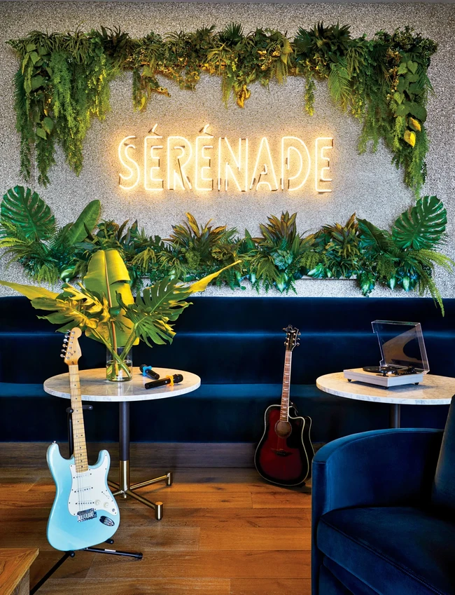 Terdapat sebuah area karoeke yang dibuat seperti kafe lengkap dengan bar dan instrumen musik. (Foto: Dok: Lelanie Foster/Architectural Digest)