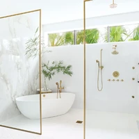 Kamar mandi serba putih dengan dinding marmer yang mempertegas kemewahan rumah tersebut. (Foto: Dok: Lelanie Foster/Architectural Digest)