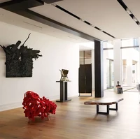 Ketika Anda masuk, rasanya seperti ada di dalam sebuah galeri seni, ungkap Serena Williams kepada Architectural Digest. Bagi perempuan 39 tahun itu, ruang tamu yang seperti galeri tersebut merupakan sudut favorit di rumahnya. (Foto: Dok: Lelanie Foster/Architectural Digest)