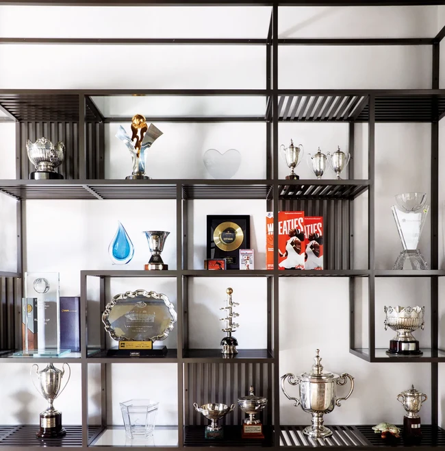 Serena Williams juga memiliki sebuah ruangan yang khusus untuk menyimpan sejumlah tropi yang diraihnya selama 20 tahun menjadi atlet tenis. Tropi tersebut dipajang di sebuah rak bergaya minimalis. (Foto: Dok: Lelanie Foster/Architectural Digest)