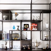 Serena Williams juga memiliki sebuah ruangan yang khusus untuk menyimpan sejumlah tropi yang diraihnya selama 20 tahun menjadi atlet tenis. Tropi tersebut dipajang di sebuah rak bergaya minimalis. (Foto: Dok: Lelanie Foster/Architectural Digest)