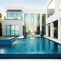 Walau Serena Williams berprofesi sebagai atlet tenis profesional, rumahnya tak dilengkapi sebuah lapangan tenis. Aku ingin memisahkan rumah dari pekerjaan. Aku suka saat berada di rumah. Kalau sudah bekerja, kita akan sulit bersantai. Jadi, ketika di rumah, aku hanya ingin bersantai dan menikmati waktu, kata ibu satu anak ini. Foto: Dok: Lelanie Foster/Architectural Digest