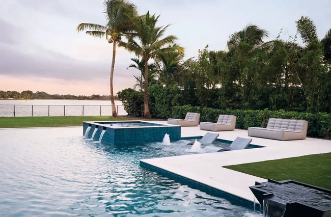 Rumah mewah Serena Williams ini semakin terasa mewah berkat kolam renang yang dilengkapi sebuah jacuzzi dengan panorama danau yang cantik di belakang rumah. (Foto: Dok: Lelanie Foster/Architectural Digest)
