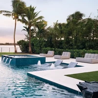 Rumah mewah Serena Williams ini semakin terasa mewah berkat kolam renang yang dilengkapi sebuah jacuzzi dengan panorama danau yang cantik di belakang rumah. (Foto: Dok: Lelanie Foster/Architectural Digest)