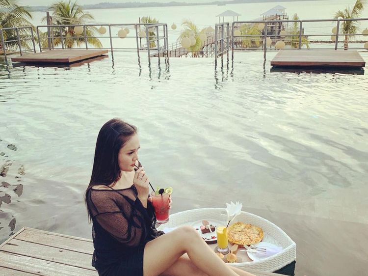 Seksinya Intan Ratna Juwita Saat Menikmati Jus Segar di Pinggir Kolam