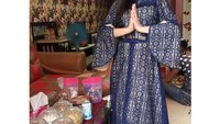 Foto ini diambil ketika Lebaran. Mengenakan gamis biru, Intan bergaya di depan meja tamu berisi banyak kue. Kue lebaran ini jadi ikon hari raya yang tak pernah terlewatkan.  Foto: instagram @intanratnajuwitaa