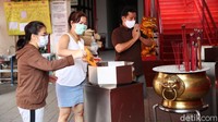 Mereka juga melakukan pembakaran dupa sebelum sembahyang.