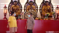 Vihara hingga patung juga telah dibersihkan untuk menyambut Imlek.
