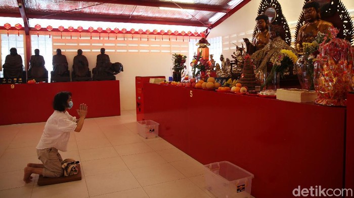Sejumlah warga melakukan sembah yang di Vihara Dharma Bhakti di Jalan Petak Sembilan, Glodok, Jakarta Barat, Jumat (5/2/2021). Seminggu jelang perayaan imlek banyak warga sembahyang. Pihak pengelola pada malam imlek meniadakan sembahyang demi memutus rantai COVID-19.