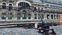 Stasiun Internasional Canfrac terletak di bagian utara Spanyol yang dapat ditempuh selama 4 jam dari Barcelona.  Di kompleks seluas 240 meter persegi itu, berdiri gedung megah yang memiliki 365 jendela dan 156 pintu besar.