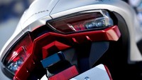 Bicara ubahan, dari sisi depan Hayabusa 2021 sangat mirip dengan model sebelumnya. Namun bagian belakang diubah total, dengan desain lampu ganda,  cover jok belakang yang juga lebih besar, dan desain knalpot ganda baru. Foto: Suzuki