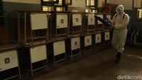 Seluruh bagian ruangan disemprot oleh petugas, seperti meja-meja hingga kursi yang sudah lama tidak digunakan, pintu, lemari dan rak buku yang ada di setiap runagan kelas, juga sudut dan lorong-lorong yang ada di sekolah tersebut.