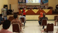 Selain melakukan penyemprotan disinfektan, pihaknya juga memberikan sosialisasi tentang adaptasi kebiasaan baru kepada perwakilan guru dan siswa di sekolah tersebut.
