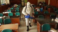 Tak hanya di SMA 3 Bandung penyemprotan disinfektan juga akan dilakukan di sekolah lainnya dengan tim berbeda.