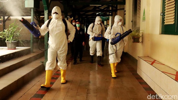 Tim Detoktaminasi BIN Sasar Sekolah di Bandung untuk Disinfeksi Corona Lama tidak digunakan untuk kegiatan belajar mengajar (KBM) Tim Detoktaminasi Badan Intelejen Negara (BIN) lakukan penyemprotan disinfektan di SMA 3 Kota Bandung.