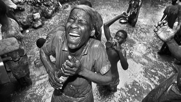 Jordi Cohen dari Spanyol benar-benar dapat menangkap suasana yang ada di Bassin Saint Jacques, Plaine du Nord (dekat Cap Haitien) di Haiti. Jordi Cohen dari Spanyol benar-benar dapat menangkap suasana yang ada di Bassin Saint Jacques, Plaine du Nord (dekat Cap Haitien) di Haiti.