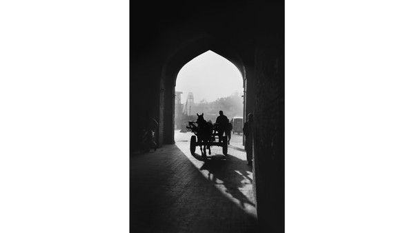 Foto hitam putih jalanan Lahore di Pakistan kepunyaan Indigo Larmour (12) memenangkan penghargaan kontes foto Young Travel Photographer of the Year 2020. Ini adalah tahun kemenangan keduanya secara berturut-turut. Foto hitam putih jalanan Lahore di Pakistan kepunyaan Indigo Larmour (12) memenangkan penghargaan kontes foto Young Travel Photographer of the Year 2020. Ini adalah tahun kemenangan keduanya secara berturut-turut.