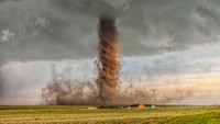 Fotografer James Smart dari Australia memotret tornado mata bor ini di Simla, Colorado, AS.