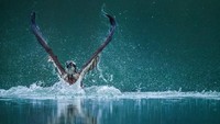 Wenming Tang mengabadikan momen ajaib ini di Danau Poyang, China. Ini adalah danau air tawar terbesar di sana, rumah musiman bagi lebih dari 100 spesies burung yang bermigrasi, termasuk 11 spesies yang terancam punah.