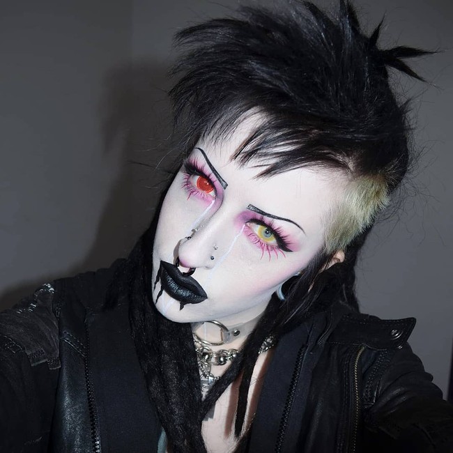 Dalam acara Transformed, wanita itu ditantang untuk tampil dengan gaya yang bertolak belakangan dari biasanya yakni menjadi ala selebgram kekinian. Berbeda dari kebanyakan orang, ia mahal menyebut hal ini sebagai sesuatu yang di luar zona nyaman. Foto: Instagram @Vampryn