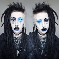 Ia sendiri biasanya butuh waktu lama untuk berdandan gotik. Aku mendefinisikan gayaku sebagai sesuatu yang mencampurkan antara 80s and 90s gotik. Biasanya butuh dua sampai dua setengah jam untuk tampil seperti ini, ucapnya. Foto: Instagram @Vampryn