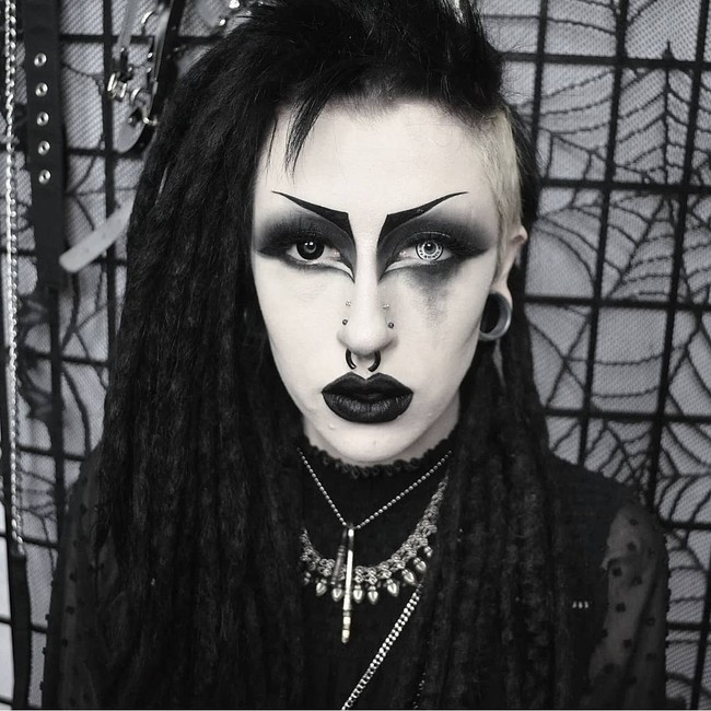 Aryn yang menyebut dirinya sebagai Vampryn suka tampilan gotik sejak remaja. Ia pun hobi berdandan dengan makeup yang ekstrem dan mengintimidasi seperti ini bahkan saat Natal. Foto: Instagram @Vampryn