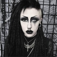 Aryn yang menyebut dirinya sebagai Vampryn suka tampilan gotik sejak remaja. Ia pun hobi berdandan dengan makeup yang ekstrem dan mengintimidasi seperti ini bahkan saat Natal. Foto: Instagram @Vampryn