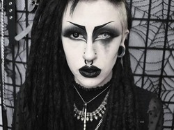 Transformasi Ekstrem Wanita yang Biasa Tampil Gotik Jadi Selebgram Seksi