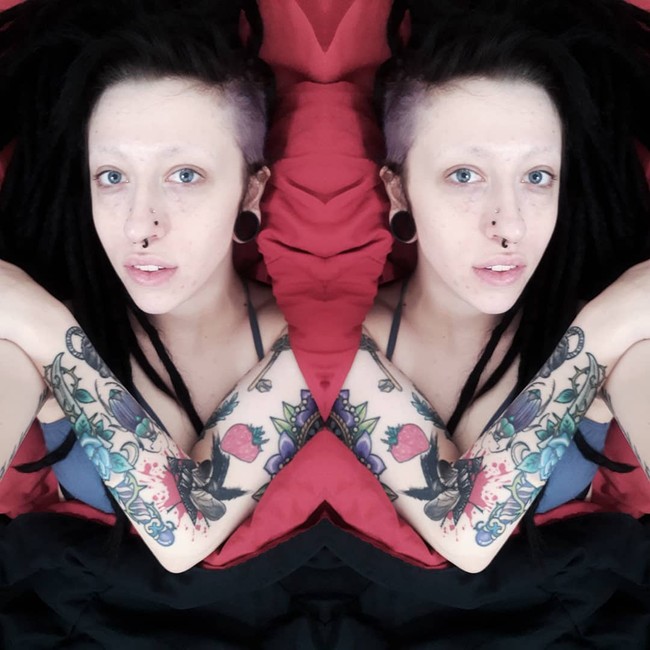 Sebelum didandani Aryn memprediksi bahwa ia mungkin akan terkejut dan tidak mengenali dirinya sendiri. Wanita yang sudah suka bergaya gotik sejak usia 12 tahun itu pun mengira jika pacarnya tidak akan menyukai tampilan tersebut. Foto: Instagram @Vampryn