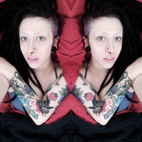 Sebelum didandani Aryn memprediksi bahwa ia mungkin akan terkejut dan tidak mengenali dirinya sendiri. Wanita yang sudah suka bergaya gotik sejak usia 12 tahun itu pun mengira jika pacarnya tidak akan menyukai tampilan tersebut. Foto: Instagram @Vampryn