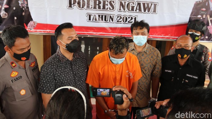 Video mesum seorang ibu di Ngawi dengan pacar putri pertamanya beredar luas. Polisi telah mengamankan pria dalam video tersebut.