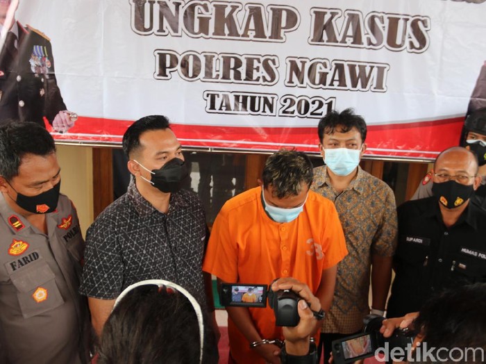 Video mesum seorang ibu di Ngawi dengan pacar putri pertamanya beredar luas. Polisi telah mengamankan pria dalam video tersebut.