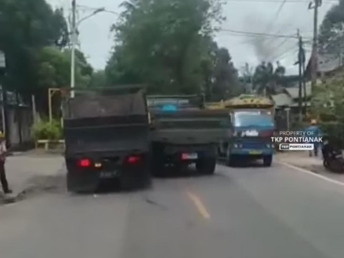 Viral truk sipil dipepet truk TNI AL di tengah jalan Pontianak (Screenshot video viral)
