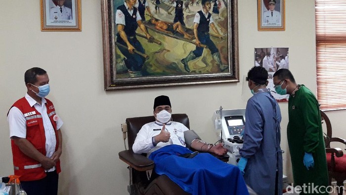 Wagub DKI Ahmad Riza Patria donor plasma kovalesen