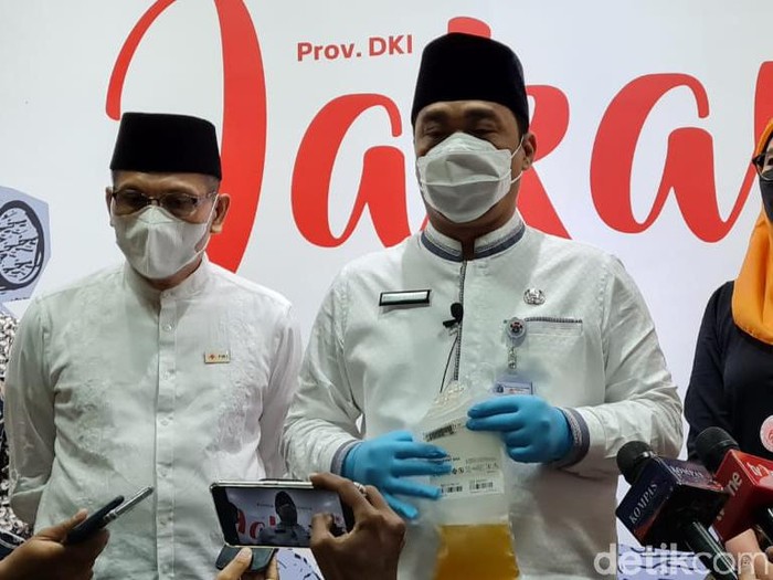 Wagub DKI Jakarta, Ahmad Riza Patria selesai donor plasma konvalesen.