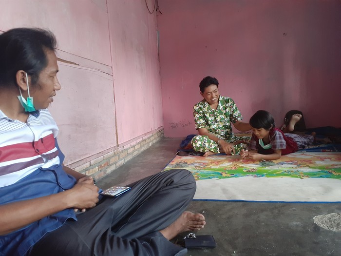 Wahyu saat mengunjungi Juliana dan Fatin (Perdana-detikcom)