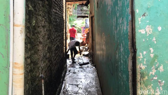 Warga Kebon Pala, Jaktim bersih-bersih sampah banjir.