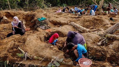 Warga Bangka Belitung Ramai-ramai Buru Batu Timah