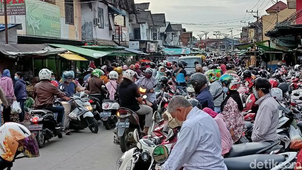 Warga Samarinda memenuhi pasar untuk membeli kebutuhan pokok setelah Gubernur Kaltim menyatakan akan memberlakukan Kaltim steril pada akhir pekan ini. (Budi Kurniawan/detikcom)