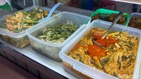 Persis di seberang gerobak Bakso Malang Setiabudi, ada warteg terkenal yang sudah buka sejak belasan tahun lalu. Warung Warteg Ilham setiap harinya buka dari jam 7 pagi, hingga jam 9 malam. Foto: detikFood