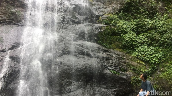 Potret Indahnya Air Terjun Tamasapi di Mamuju